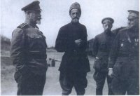 В качестве демонстрации поддержки антикоммунистических сил белых посланец американского Красного Креста майор Джордж Райден (справа) побывал в расположении армии генерала Деникина (слева).
