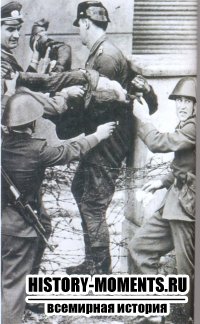 18-летнего Петера Фехтера смертельно ранили при попытке перелезть через Берлинскую стену в августе 1962 г. Его бросили умирать, и лишь через час полиция ГДР вынесла его тело.