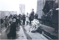 Вилли Брандт на коленях перед мемориалом Варшавского гетто в декабре 1970 г. Это публичное признание вины за ХОЛОКОСТ стало поворотным моментом в немецко-израильских отношениях.