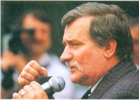 Лех Валенса в 1989 г. выступает на предвыборном митинге «Солидарности» после того, как это профсоюзное объединение было легализовано и получило право участия в выборах наравне с политическими партиями.