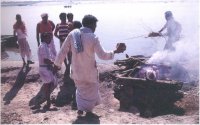 На берегах реки Ганг у священного города Варанаси индусы устраивают погребальные костры, веря, что кремация в этом месте освобождает умершего от бесконечного цикла рождений и смерти.