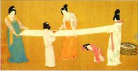 Китаянки XII в. разглаживают только что сотканную шелковую материю. Шелкоткачество было одной из важнейших женских обязанностей.