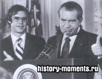 Ричард Никсон прощается с сотрудниками Белого дома (август 1974) после ухода с поста президента из-за причастности к Уотергейтскому скандалу. Рядом его зять Дэвид Эйзенхауэр.