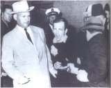 Джек Руби стреляет в Ли Харви Освальда (в центре). Заставили Освальда замолчать, чтобы он не раскрыл деталей заговора против Кеннеди?