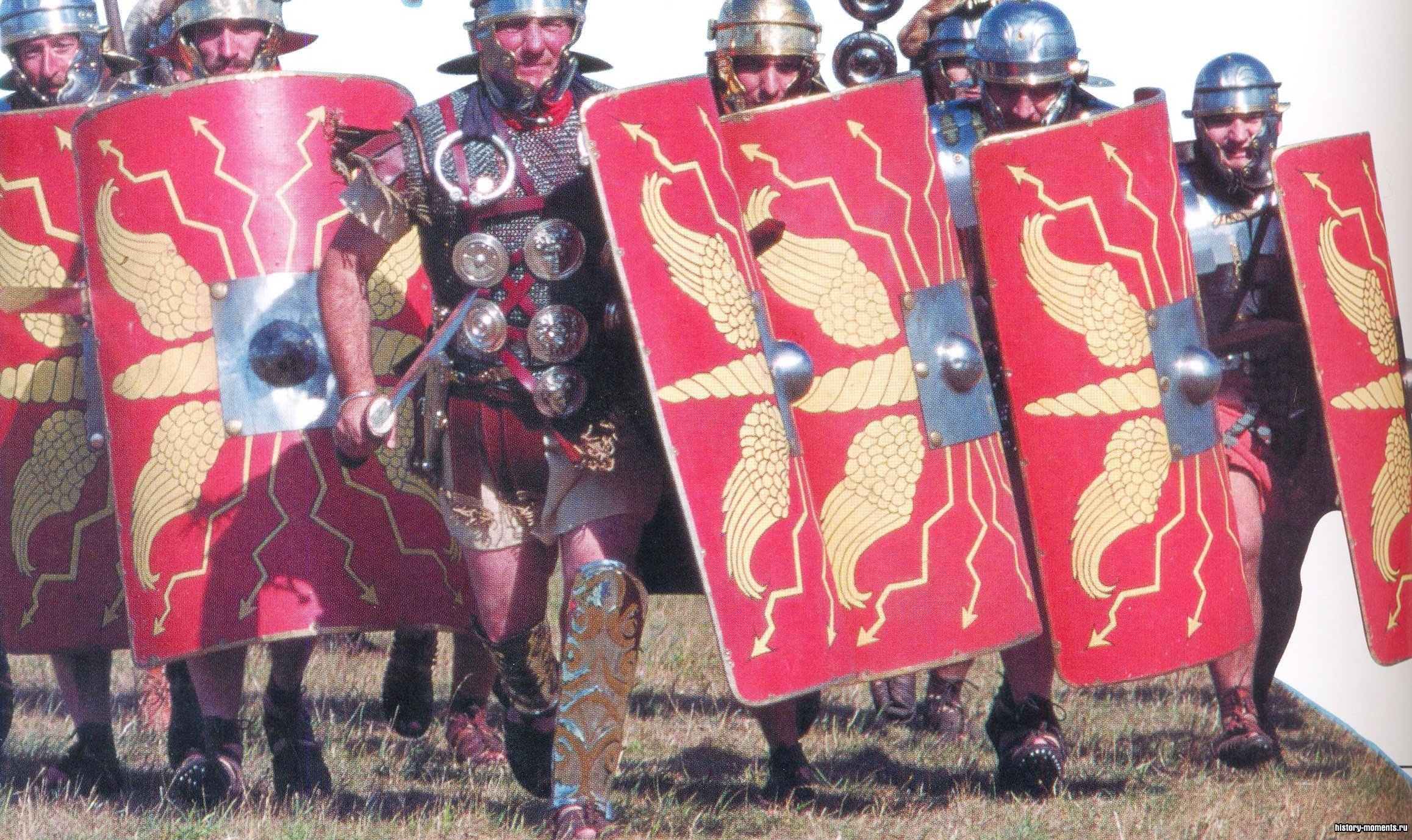 Здесь изображены люди в амуниции римских воинов. Человек в шлеме с перьями - это центурион (командир центурии - отряда из 80-100 солдат).