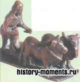 Эта скульптура изображает римского крестьянина, вспахивающего поле с помощью плуга, который тянут два быка.