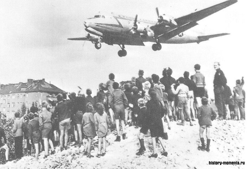 Американский самолет наводит «воздушый мост» в Западный Берлин во время его блокады.