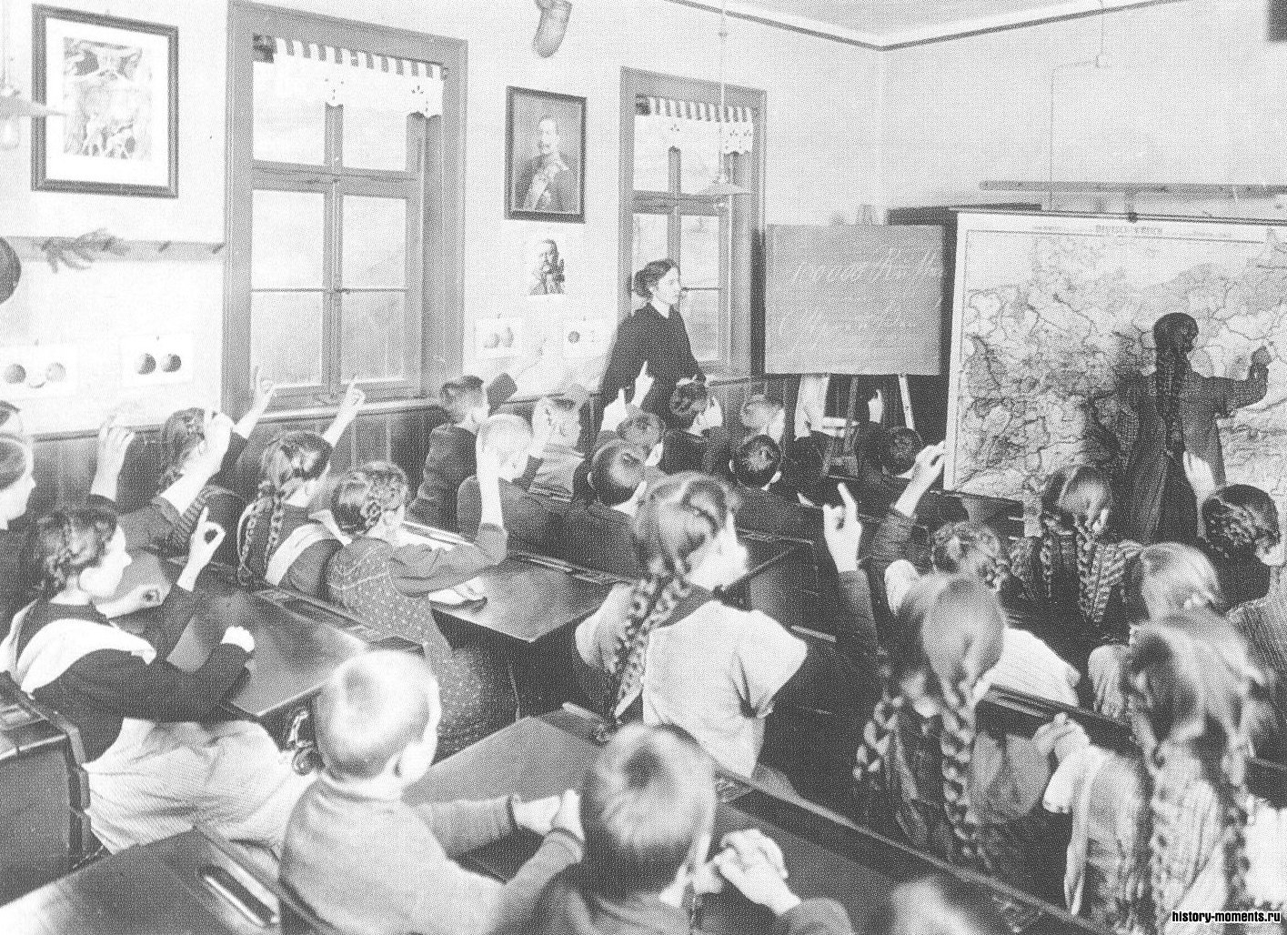 Урок истории в начале Первой мировой войны. Портрет кайзера Вильгельма II смотрит со стены на берлинских школьников, которые смогли воспользоваться благами самой ранней в мире системы государственного школьного образования.