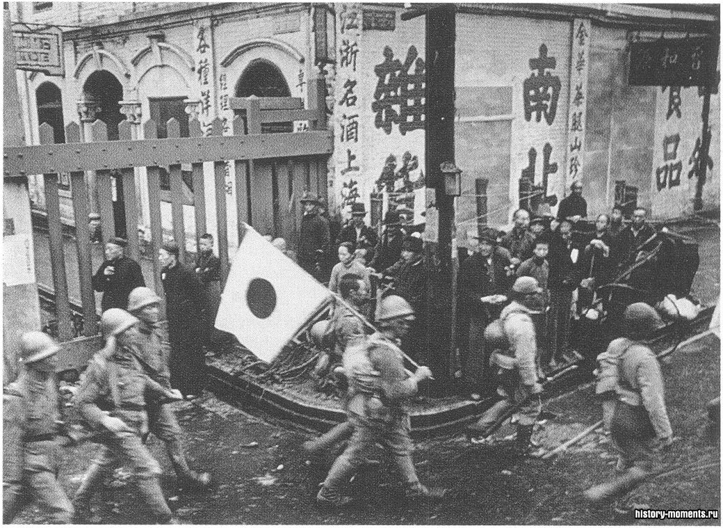 Японские войска входят в 1939 г. в Гуанчжоу. Поражение Японии во Второй мировой войне покончило с ее претензиями на господство в Китае.