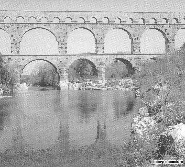 Акведук Пон-дю-Гар построен римлянами для подачи воды в Ним (Франция).