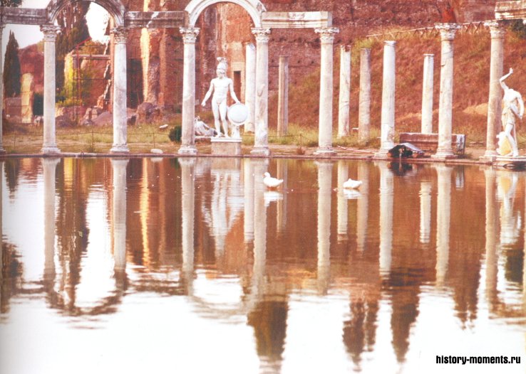 Бассейн в садах виллы императора Адриана под Римом был оформлен в эллинистическом стиле. Эту часть усадьбы назвали Каноп в честь египетского города в устье Нила.