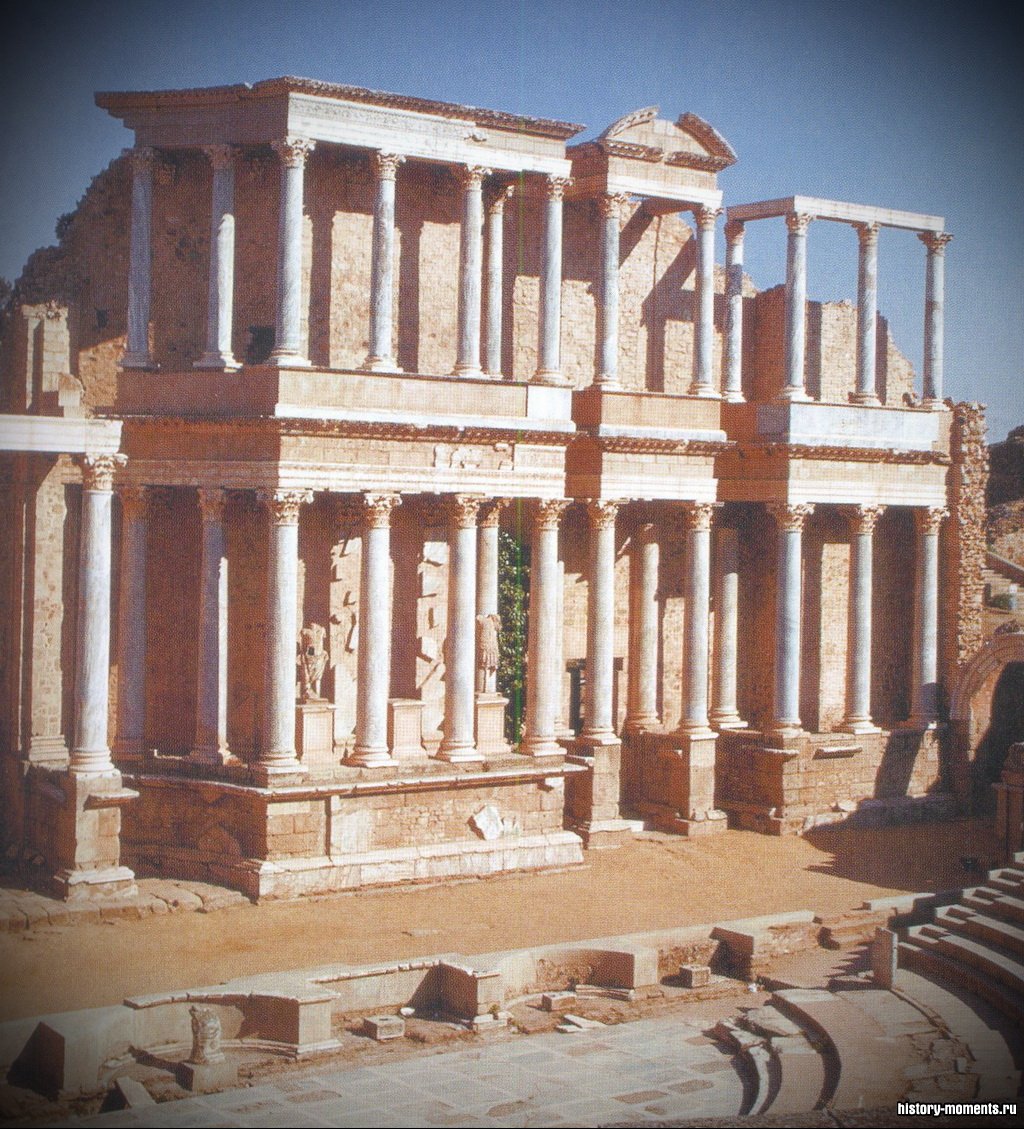 Развалины римского театра в Мериде (Западная Испания). В центре - здание сцены, справа - каменные сиденья.