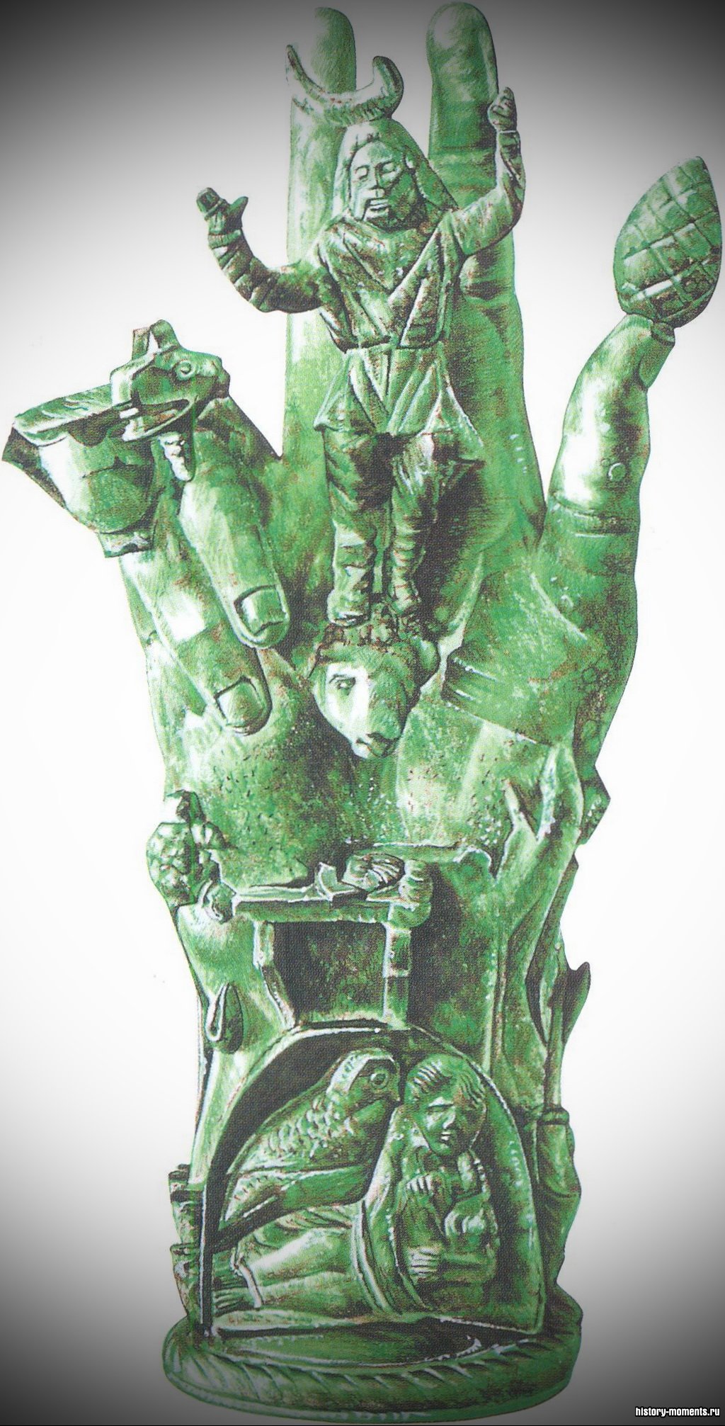 Бронзовая скульптура руки с символическими фигурами, призванными отгонять злых духов.