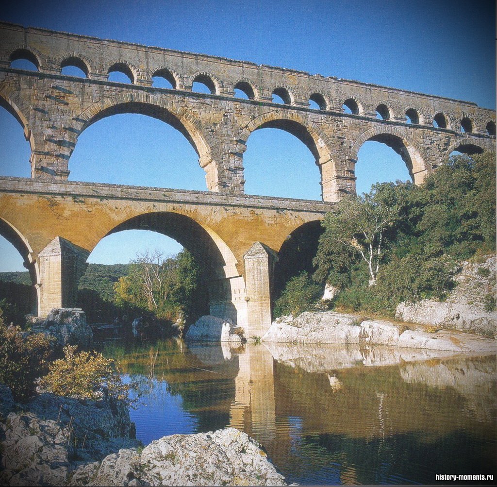 Мост Гардского акведука в Южной Франции был частью системы, доставлявшей воду с гор в город Ним.