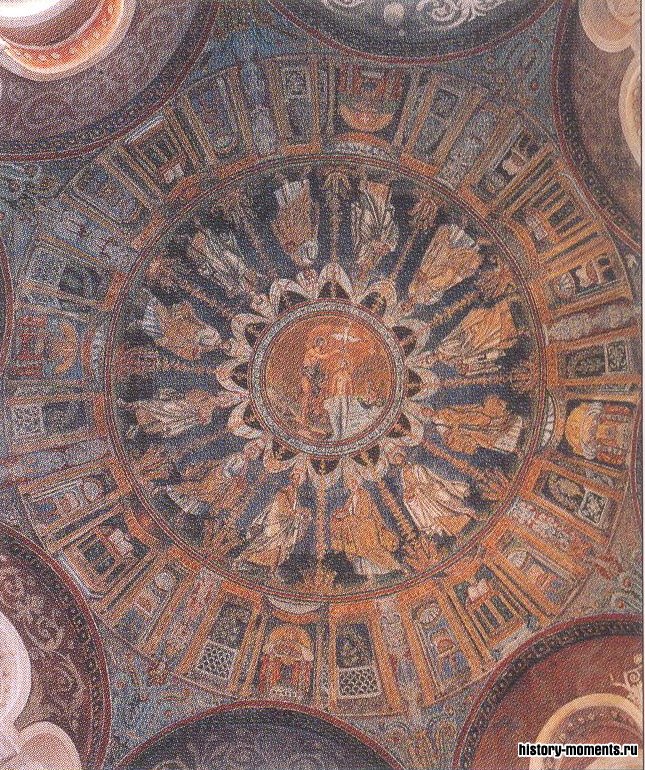 Великолепный мозаичный потолок купола церкви города Равенны (Италия).