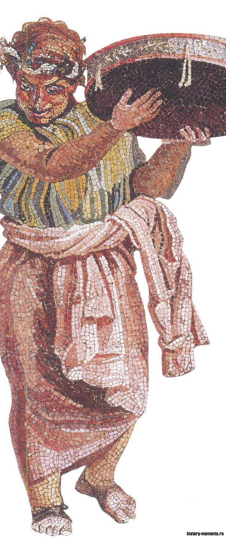 Мозаика изображает музыканта, бьющего в тамбурин.