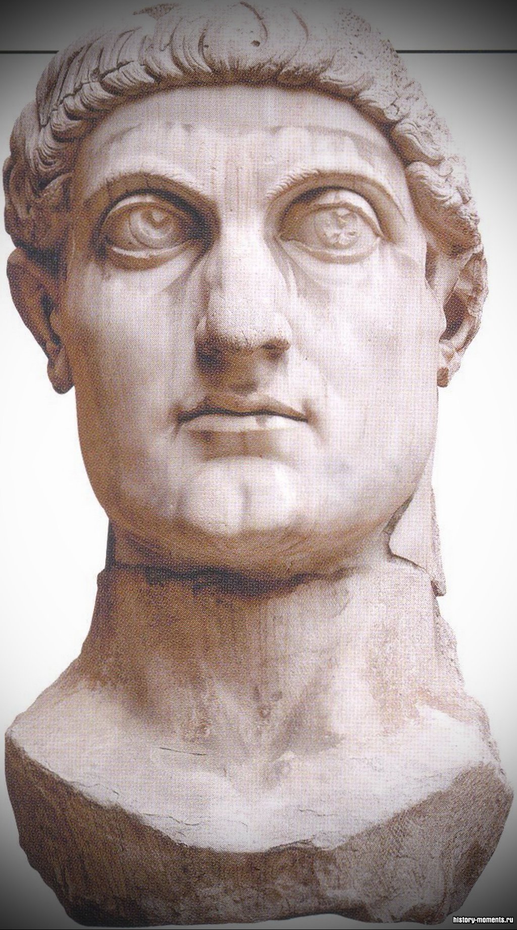 Фрагмент статуи императора Константина высотой 15 м.