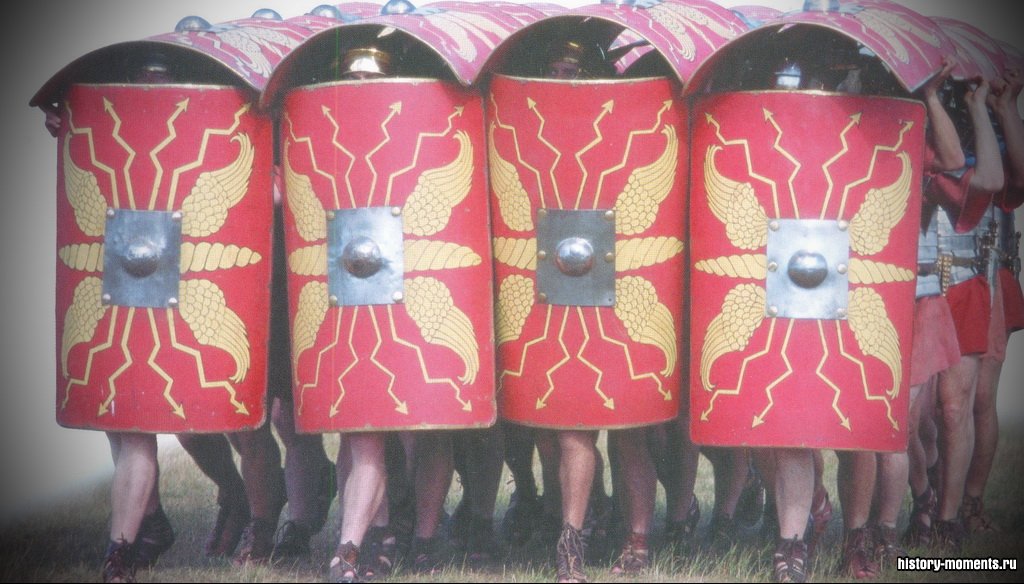 Мужчины в форме римских солдат построились «черепахой».