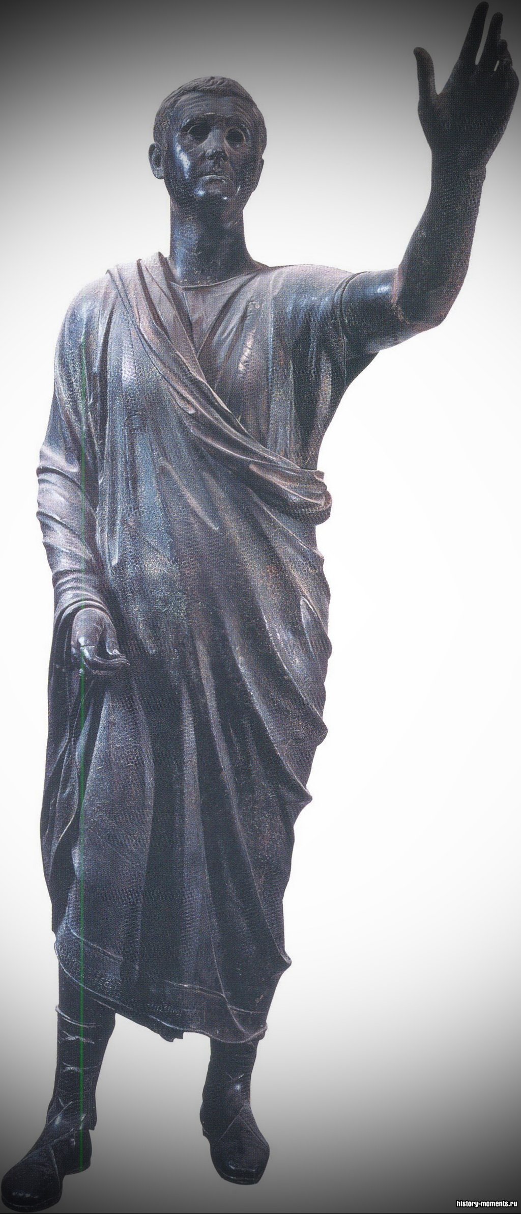 Юристы были талантливыми ораторами. Это статуя римского оратора.