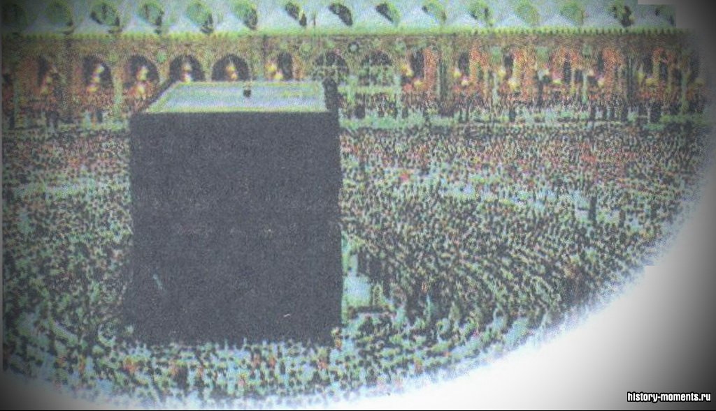 Миллионы мусульманских паломников отправляются каждый год в Мекку поклониться главной святыне - Каабе.