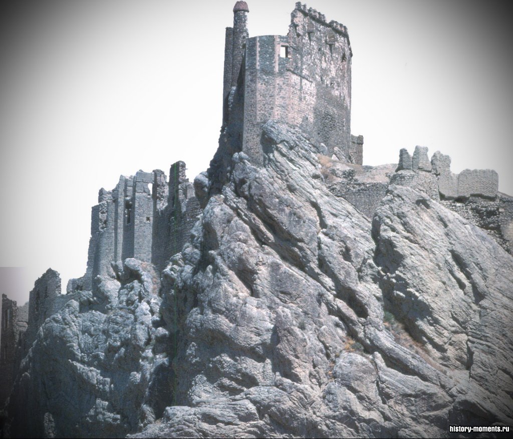 Развалины крепости, возведенной урартами, на территории современной Турции.