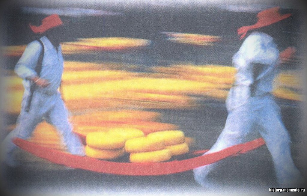 На знаменитом сырном рынке в голландском городке Алкмаар продаются самые разнообразные сыры, например огромные круги сыра «гауда».