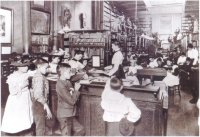 Дети выбирают книги в Нью-Йоркской бесплатной библиотеке в 1900 г. Хотя родители многих из них были неграмотны, новому поколению книги служили развлечением и источником знаний.