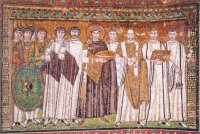 Византийская мозаика VI в., украшающая клирос церкви Сан-Витале в Равенне, отражает влияние искусства Константинополя. На этом фрагменте изображены император Юстиниан и его свита.