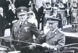 Альфредо Стреснер (слева), президент Парагвая, участвует в моторизованной процессии вместе с генералом Франсиско Франко, диктатором Испании. Оба возглавляли репрессивные правые режимы.