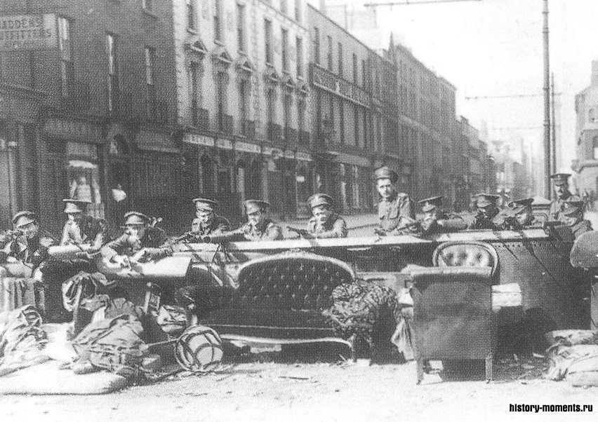 Британские солдаты на баррикаде в Дублине во время Ирландского восстания на Пасхальной неделе 1916 г.