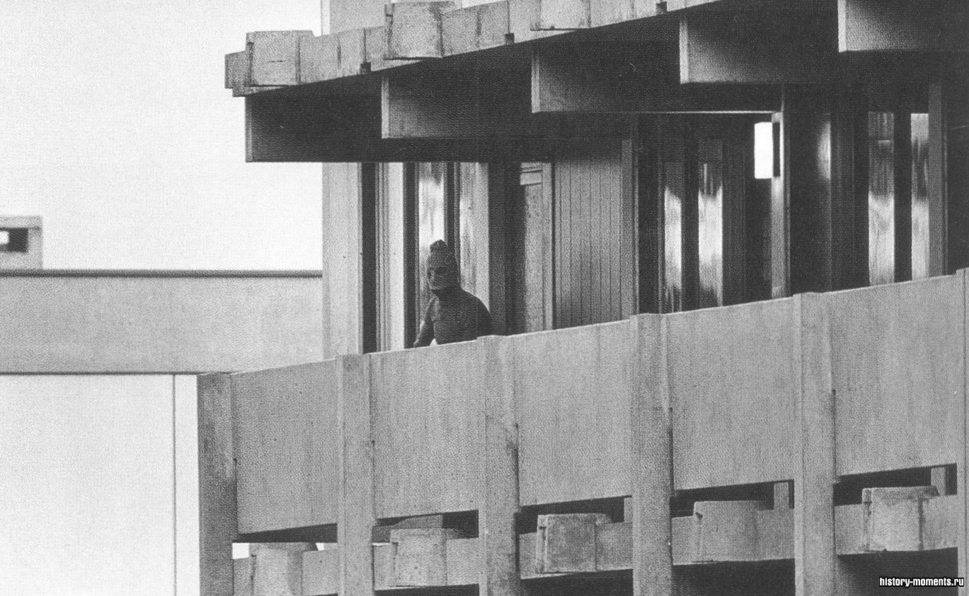 Террорист из «Черного сентября» в маске на балконе квартиры израильских спортсменов в мюнхенской Олимпийской деревне. Этот зловещий образ стал символом Олимпиады-1972.