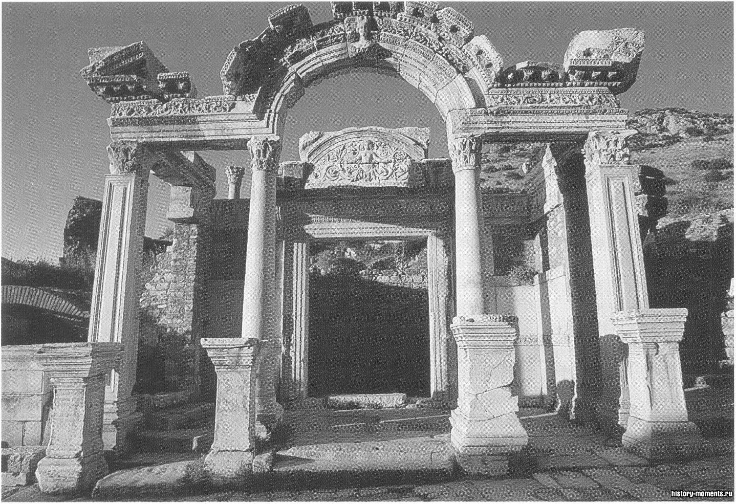 Эфес — один из крупнейших в мире археологических памятников. Храм Адриана с изящными коринфскими колоннами выстроен в 118 г. в честь этого римского императора, богини Артемиды и самого города.
