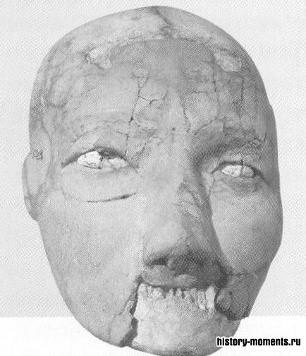 Глиняная маска (ок. І0 000 до н.э.), найденная в Аммане (Иордания).