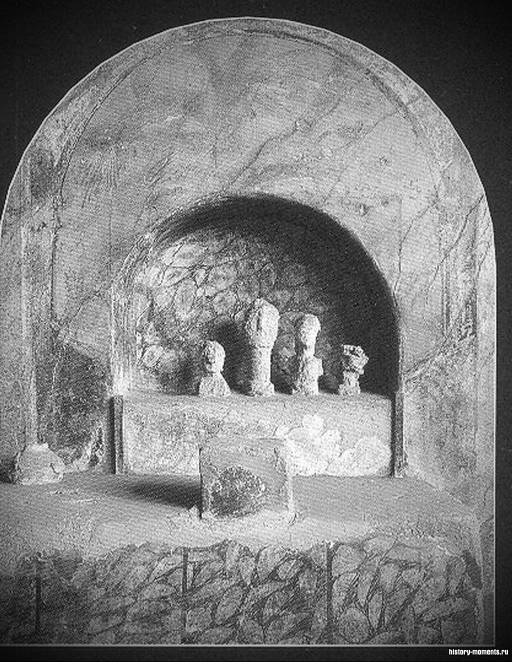 Этот ларарий был обнаружен в одном из домов Помпей. Перед статуэтками духов семья возлагала дары.