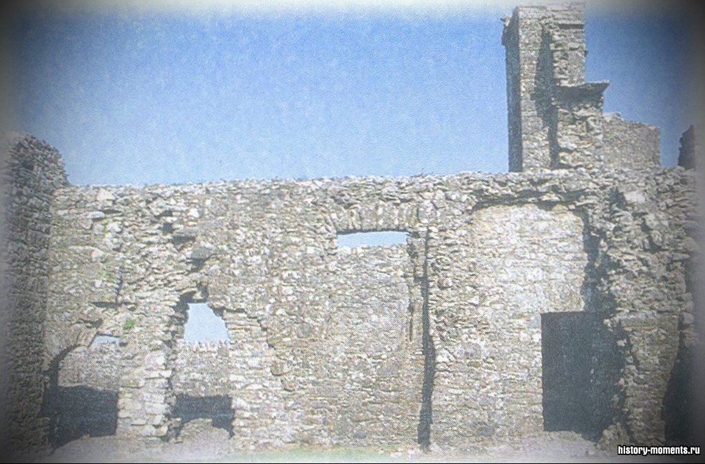 В монастырях монахи жили и совершали богослужения. Это руины монастыря в Ирландии.