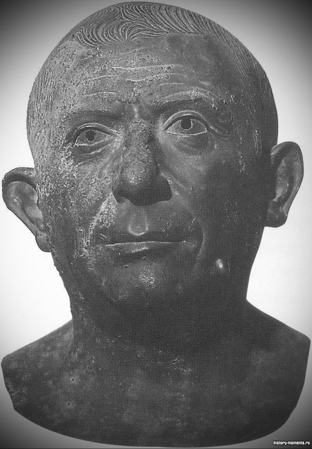 Бронзовая скульптура римлянина средних лет, изображающая его без прикрас, то есть так, как он выглядел в жизни.