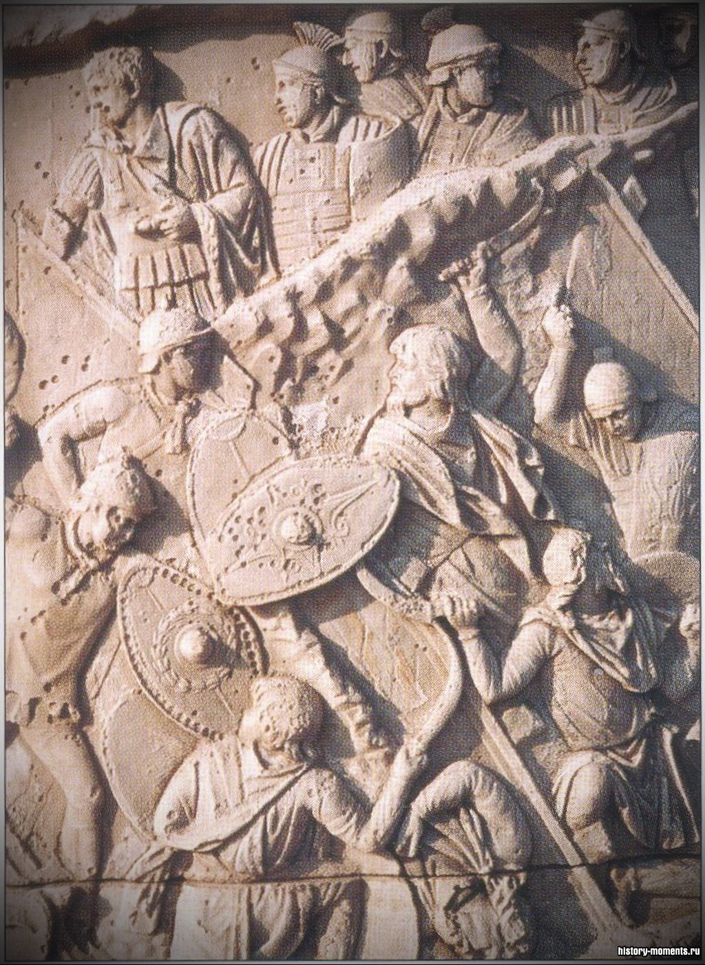 Рельеф с колонны Траяна, изображающий римских солдат в бою.