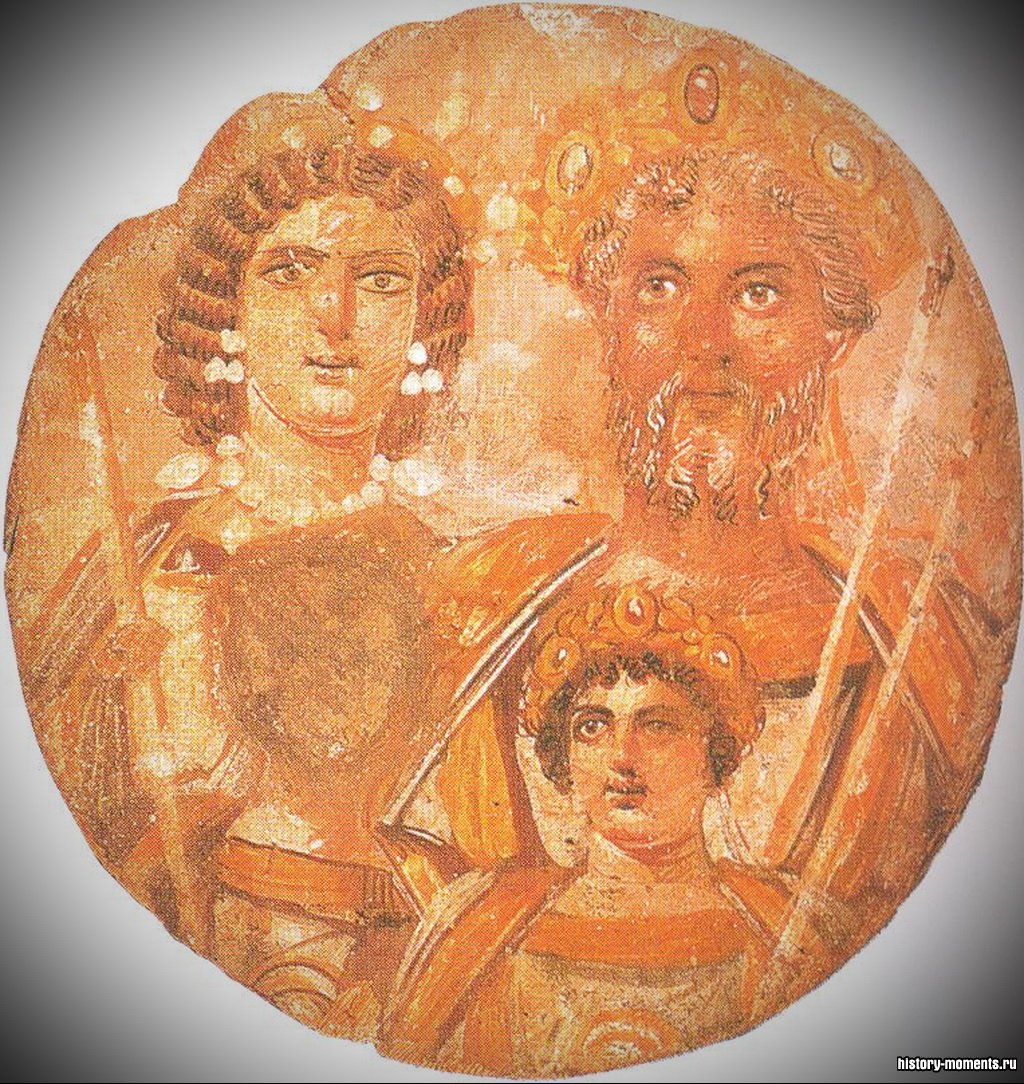Здесь изображен Септимий Север со своей семьей. Один из его сыновей, император Каракалла, убил другого, а затем приказал стереть лицо брата со всех изображений. Там, где было его лицо, теперь пятно.