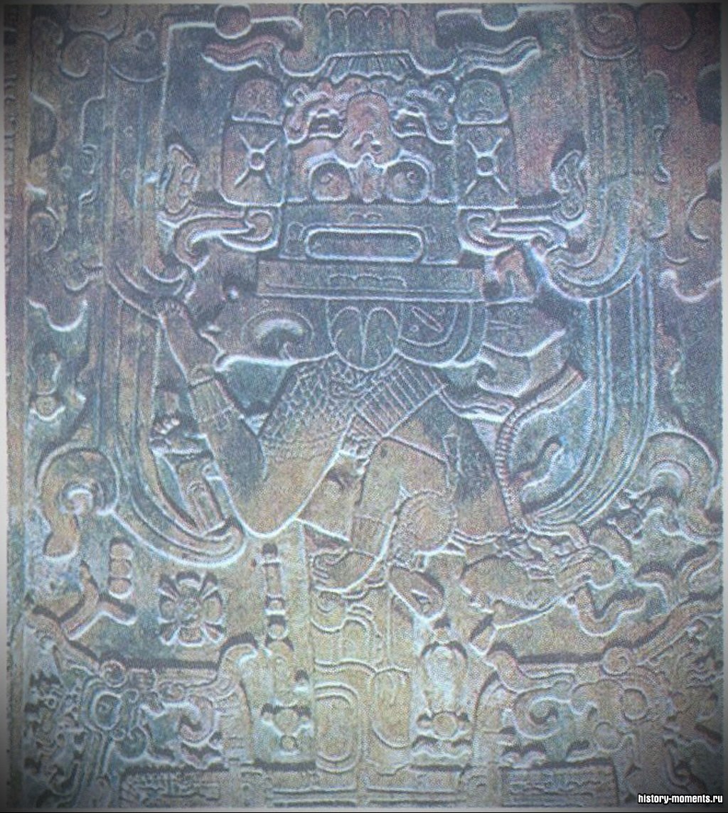 Эта резьба украшала гробницу в Паленке - городе-государстве на юге Мексики. На ней изображены события из истории царского рода майя.