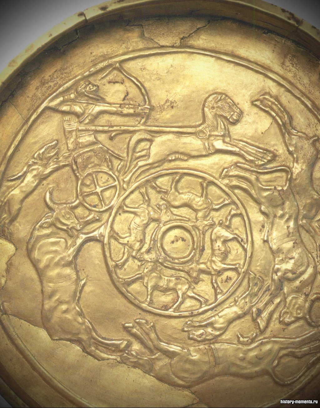 Золотое блюдо из Угарита с изображением сцены охоты.