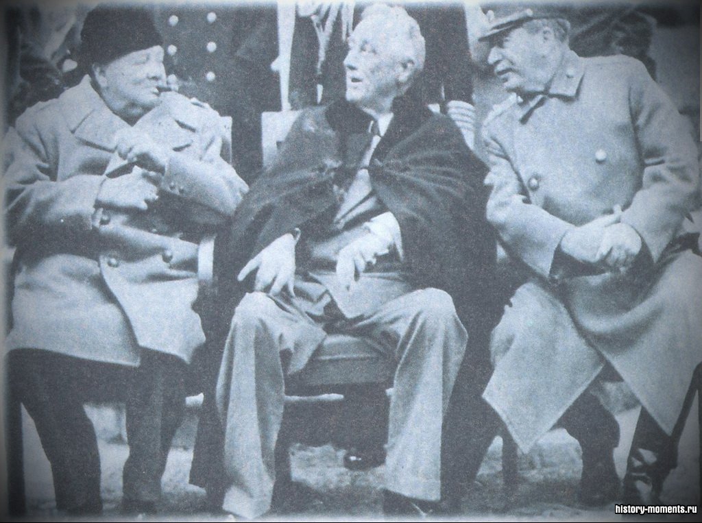 В 1945 г. Уинстон Черчилль (Великобритания ), Франклин Рузвельт (США) и Иосиф Сталин (СССР) встретились в Ялте, чтобы обсудить стратегию послевоенной политики стран-победительниц.