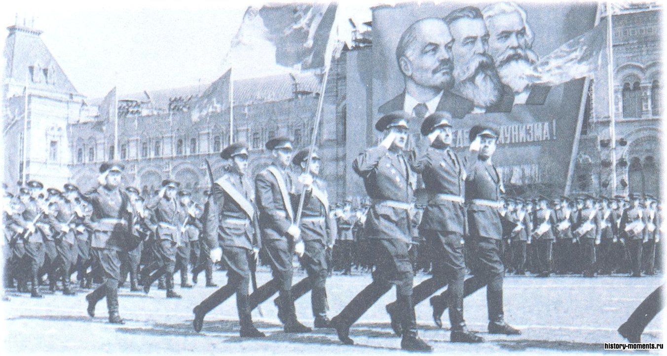 С 1945 г. 9 мая на Красной площади в Москве традиционно проходит парад Победы.